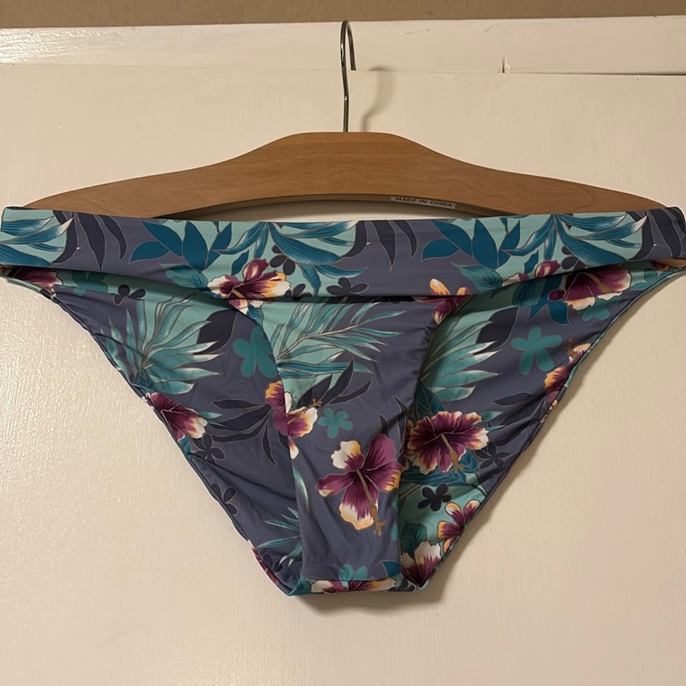 VOLCOM Women's Semi Tropic Hipster Bottom Size L in Washed Blue